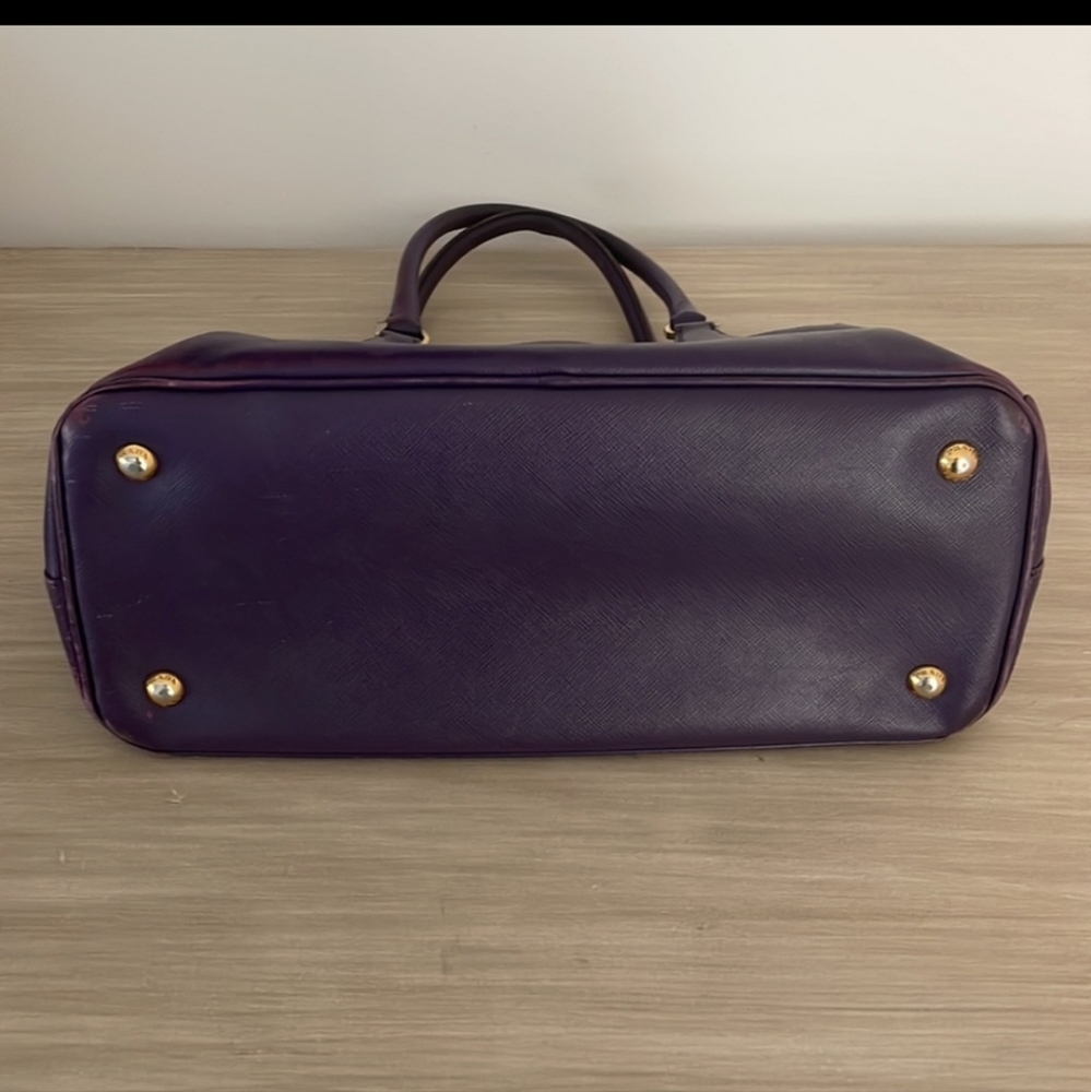 😁😁GIFTED😁😁 Designer PRADA SAFFIANO Leather Lux Tote - Picture 11 of 13